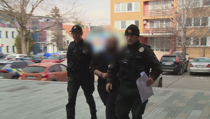 Syn od otca žiadal peniaze, potom ho bil, škrtil a vyhrážal sa smrťou