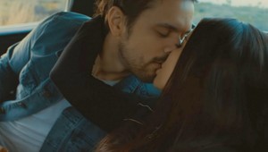 Vášnivé bozky Knechtovej so sexi hercom!