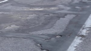 Už roky sľubujú rekonštrukciu cesty. Jej stav sa nepohol, každým dňom sa zhoršuje