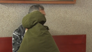 Agresívny muž sa vyhrážal priateľke, že ju vyhodí z okna. Jej synovi rozbil o hlavu vázu a črepom mu porezal ruku