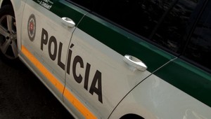 Vyšetrovateľ obvinil muža, ktorý brutálne dobodal matku. Hrozí mu doživotie