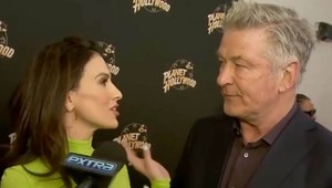 Ľudia ľutujú Aleca Baldwina: Takto ho manželka “spucovala” počas rozhovoru