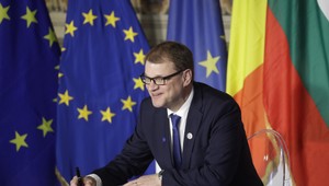 Lietajúci fínsky premiér, počas oficiálnych ciest pilotuje sám