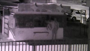 VIDEO: Dvaja muži vykradli stánok. Nedávno sa dostali na slobodu