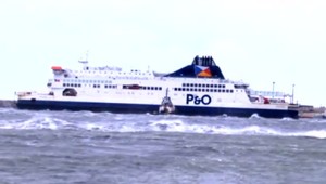 Britský trajekt uviazol na plytčine, viezol stovky ľudí