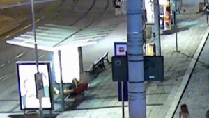 Iba 18-ročné dievča okradlo na zastávke muža. Úlovok si schovala do podprsenky