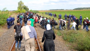 Utečenci už nechcú zostať v tábore v Röszke, autobusy rozdeľujú rodiny