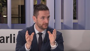 Uhrík v Európe od A po Z: Hovorili "ani náboj na Ukrajinu" a vyvážajú zbrane s povolením štátu