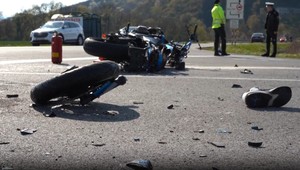Šiel rýchlo a nebol vhodne oblečený. Mladému motorkárkovi (†21) už nedokázali pomôcť