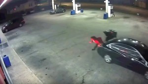 Neznámy muž uniesol mladú ženu, vyskočila z idúceho auta