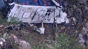 Výlet sa zmenil na tragédiu: Autobus so študentmi sa zrútil do rokliny, najmenej 17 mŕtvych