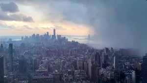 Video: Do New Yorku prišli biele Vianoce desivým spôsobom