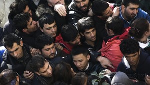 Utečenci si z nábytku vyrábajú zbrane, v ubytovniach hrozí eskalácia násilia