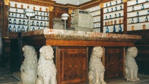 Vzácny mobiliár ikonickej bratislavskej lekárne je presťahovaný: Čakalo sa na to niekoľko rokov