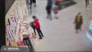 Zlodej v kníhkupectve chcel ujsť s knihami za 300 eur. Zamestnanca napadol slzným sprejom