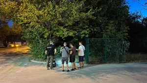 Po zúrivej hádke sa nožom pobodali bezdomovci. Dvaja zranení skončili v nemocnici, ďalší dvaja s putami na rukách