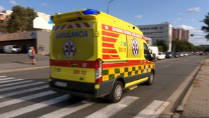 Dve deti ostávajú po nehode v nemocnici. Po mužovi, ktorého auto tiež zrazilo, pátra polícia