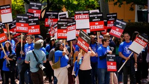 V USA štrajkujú scenáristi: Prestanú sa preto nakrúcať vaše obľúbené seriály?