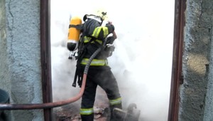 Pri požiari domu zachraňovali urnu s popolom. Nasledujúci deň chcela matka pochovať svojho syna