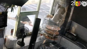 Muž dopravnou značkou rozbil výklad pizza kiosku. Vnútri ho čakali iba makety
