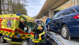 Smrteľná nehoda: Sanitka sa zrazila s odťahovým vozidlom