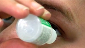 Viete si správne aplikovať očné kvapky, masti a gely? Pomôžu vám tieto rady!