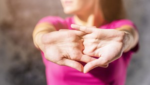 Naozaj si pri pukaní prstov narušíte kĺby?