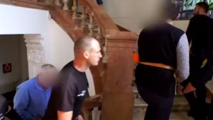 Pred súd sa postavili bratranci, ktorí mali plánovať úkladnú vraždu. Obeťou mal byť spoločník jedného z nich