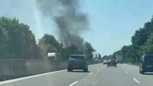 Požiar kamióna pri Voderadoch paralyzoval dopravu na diaľnici D1