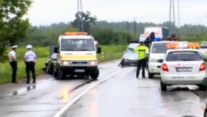 Pri čelnej zrážke sa zranili piati ľudia, medzi nimi aj dve malé deti