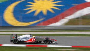 F1: Pole position v Malajzii pre Hamiltona
