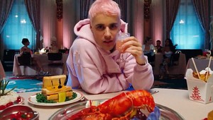 Bieberova novinka má už aj KLIP, spevák išiel doružova