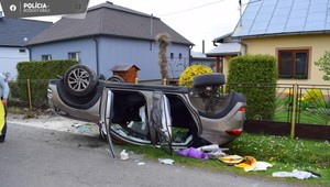 Vážna nehoda na východe: Auto skončilo prevrátené na streche