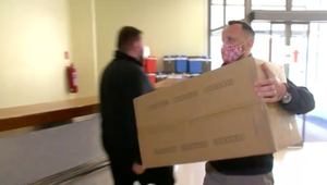 TV JOJ potešila malých hrdinov užitočnými darčekmi. Tisícky zdravotníckych pomôcok odovzdal aj Ondrej Kandráč