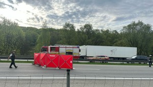 Pri prechádzaní cez štvorprúdovku prišla o život staršia žena. Dievčatko skončilo v nemocnici