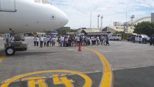 Vládny špeciál prevážajúci telo zosnulého Henryho pristál. Miestni ďakovali, delegácia z ministerstva sa ospravedlňovala