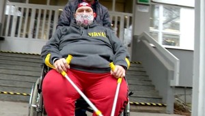 Ťažko chorému Dušanovi zlodeji ukradli invalidný vozík na vianočných trhoch