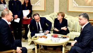 Porošenko, Merkel, Putin a Hollande za jedným stolom. Témou je Ukrajina