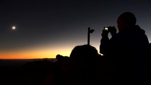 Davy turistov sa prišli pozrieť na vesmírne divadlo. Úplné zatmenie Slnka trvalo viac ako 4 minúty