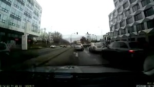 V kradnutom aute, bez vodičáku a pod vplyvom drog. Policajti naháňali cestného piráta