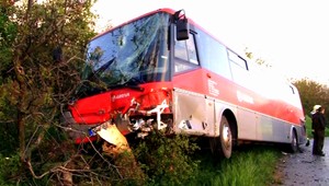 Autobus skončil v priekope, do cesty mu vletelo osobné auto