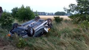 Dve 16-ročné dievčatá skončili v nemocnici, dve zdemolované vozidlá a zničený plot. Vodič zrejme nedával pozor