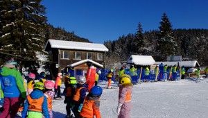 Prilba povinná pre mladých lyžiarov: Odborníci odporúčajú chrániť sa aj v dospelosti