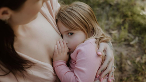 Vážne svojho syna do tohto veku kojila? Matkám to pripadalo zvrátené