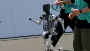 Roboti bežali polmaratón: Jeden skončil v zábradlí, iní úspešne dobežali do cieľa