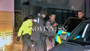 Hádka opitých skončila útokom: Spolubývajúci údajne bodol muža do krku harpúnou