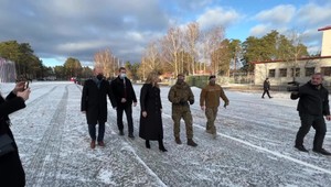 Jaroslav Naď a Ivan Korčok podpíšu zmluvu s Američanmi