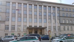 Policajti v pozore. Už druhý deň po sebe evakuujú súdy pre bomby