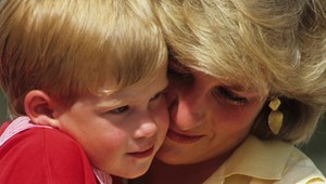 Dianu prenasledoval bulvár celý život, Harry sa chce striasť kráľovského bremena