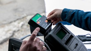 Transakčná daň spôsobila zmätok a sťažnosti. Podnikatelia hlásia nejasnosti